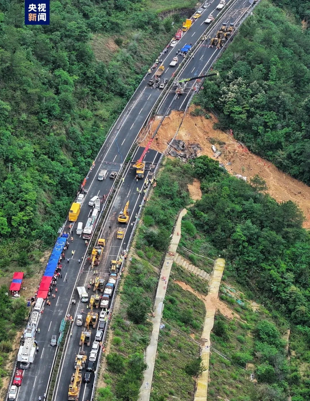 梅大高速塌陷已致24人死亡，应急部派工作组赴现场
