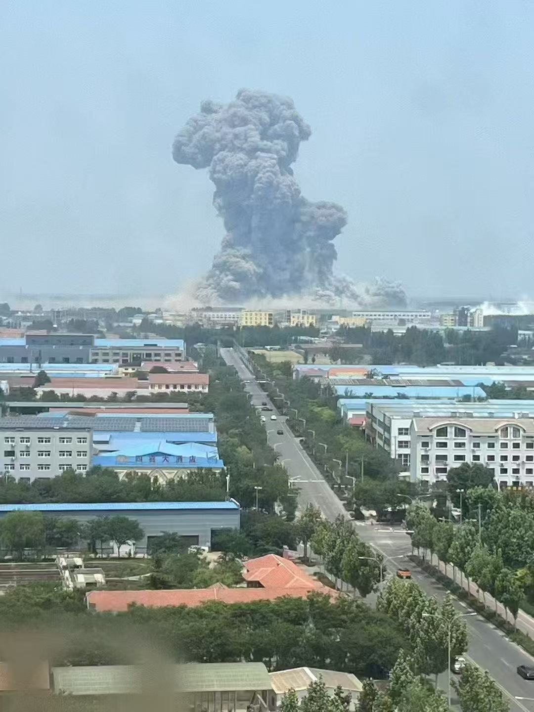 山东友道化学有限公司发生爆炸，应急管理部派工作组赴现场